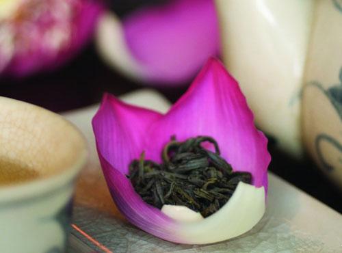 Trà hoa sen và phong cách uống trà của người Việt Nam