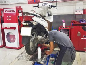 thay nhớt cho xe tay ga