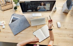 Vừa học vừa giải trí qua phim, nhạc