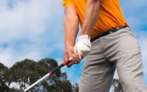 Học cách cầm gậy golf đúng kỹ thuật