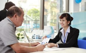 nhân viên mảng vé vận chuyển