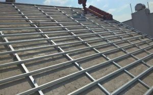 Phủ mái bê tông trước và dán ngói sau