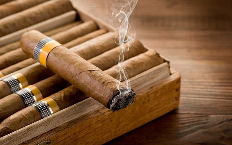 Nhân viên tư vấn giúp chọn mẫu cigar hợp khẩu vị